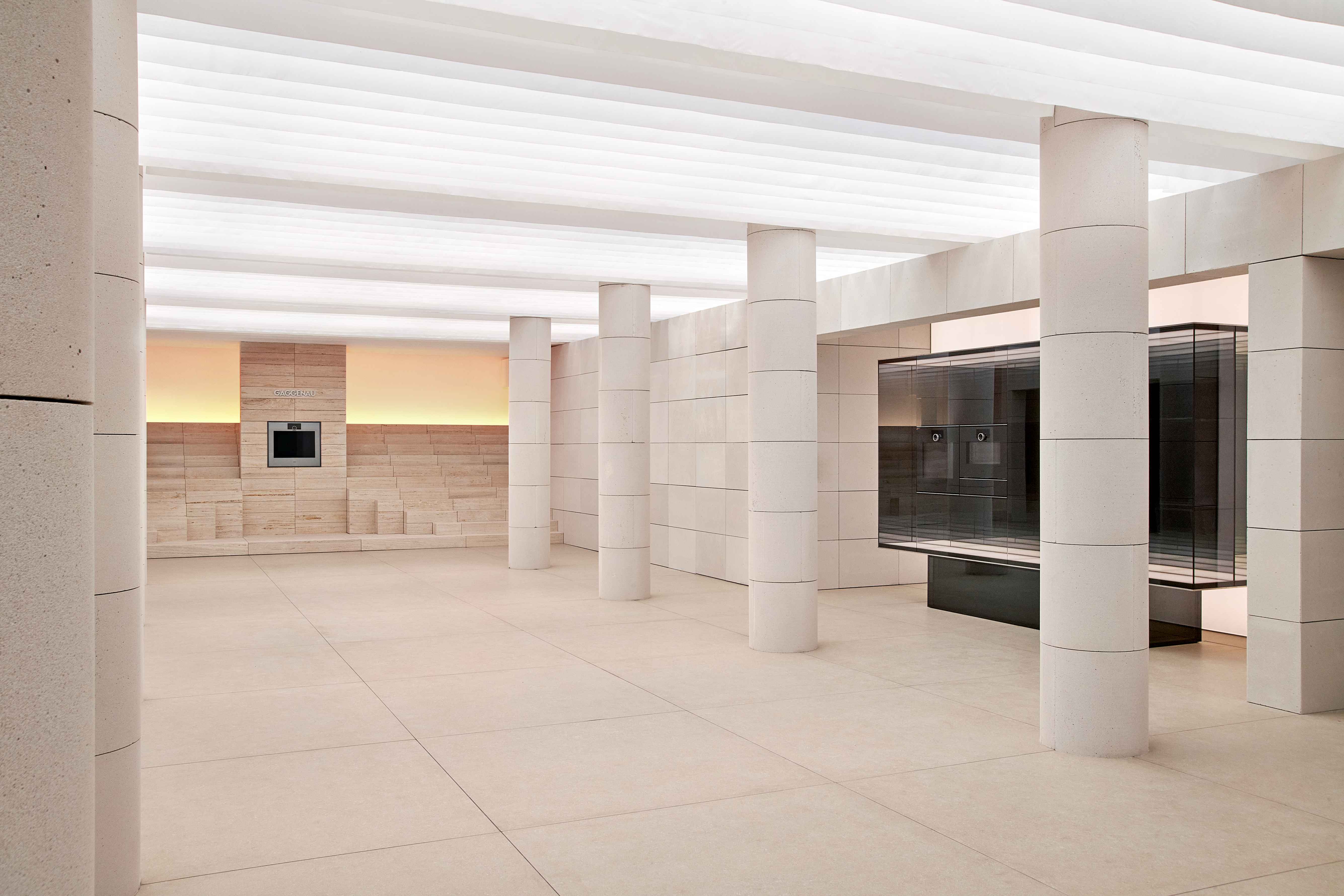 「凝然聖域」展場宛如一座隱匿於世的現代羅馬神殿，以宏偉的對稱軸線與序列立柱，勾勒出肅穆的空間精神